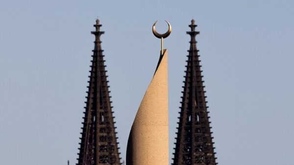 رموز نازية وعبارات تهديد وشتم في رسالة تهديد لمسجد في ألمانيا