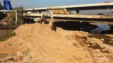 متعهد ينـظّف مجرى نهر الكـلب الغني بالرمال من دون إجـراء مزايـدة