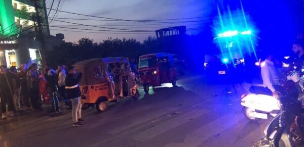 جريح في حادث بين سيارة و"توك توك" في البترون