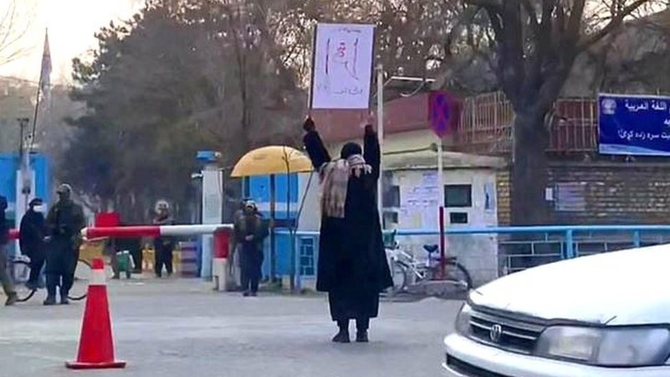 أفغانستان: شابة تحتج على حرمان الفتيات من التعليم بكلمة "اقرأ"