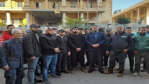 وقفة احتجاجية امام قصر العدل في طرابلس للمطالبة بتوسيع التحقيق في منشآت نفط طرابلس