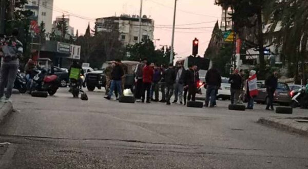 قطع طريق الشويفات عند محطة السوقي 1 قطع طريق الشويفات عند محطة السوقي