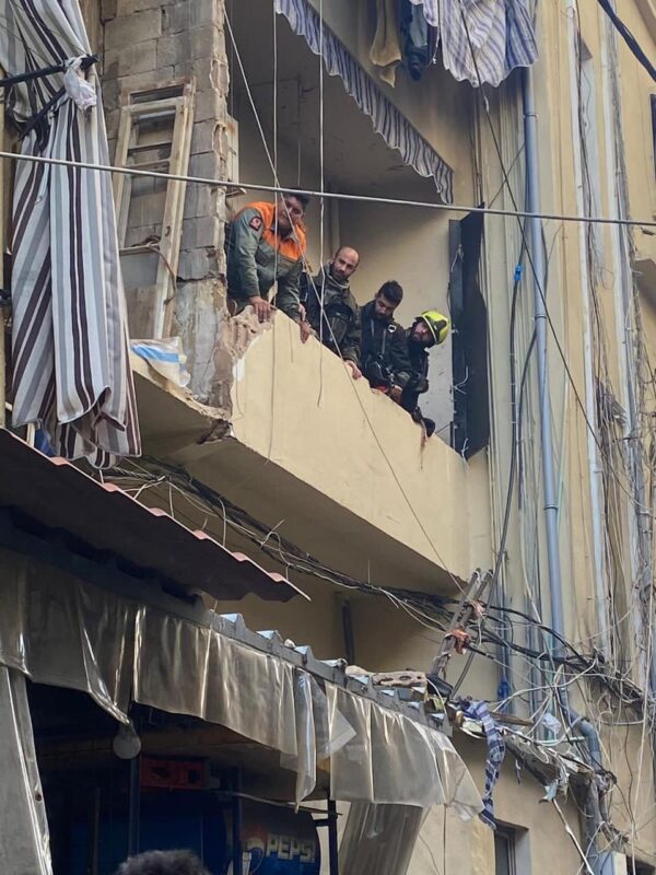 بالصور: 4 جـرحى جراء انـفـجار داخل شقة في طريق الجديدة 1 بالصور: 4 جـرحى جراء انـفـجار داخل شقة في طريق الجديدة