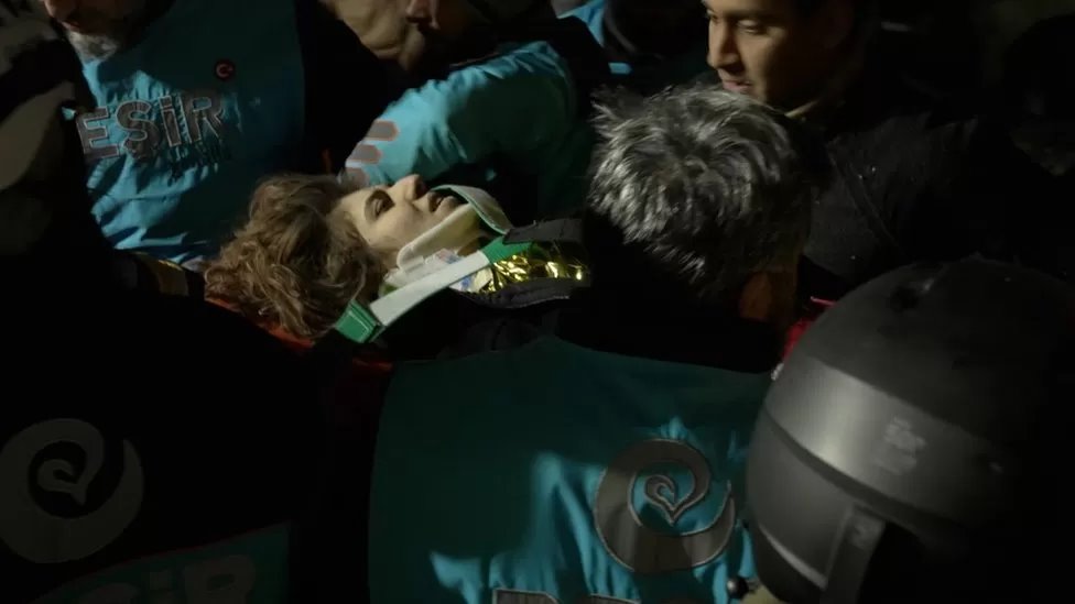 زلزال تركيا وسوريا: إنقاذ شقيقتين من تحت الأنقاض في تركيا بعد نحو ستة أيام من الكارثة