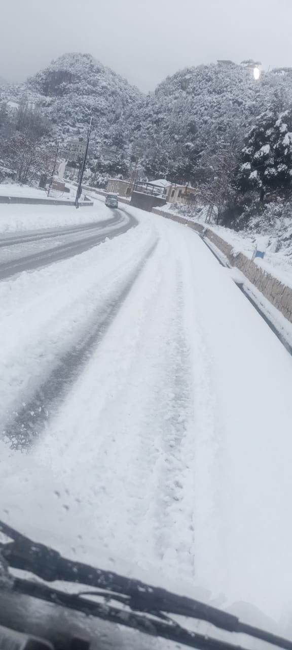 بالصور: جرف ثلوج لتسهيل حركة المرور في (جاج - سقي رشميا - لحفد - مكرا - الخاربة - ميفوق - ترتج)