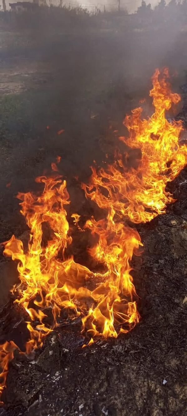 بالصور: حريق داخل انابيب جرّ البترول في العبدة