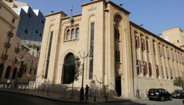 شبح انهيار تام.. التفكك يطوق مؤسسات لبنان