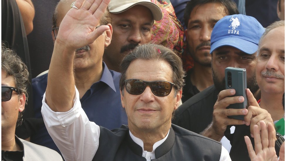 عمران خان: لماذا تستمر السلطات الباكستانية في توجيه التهم لرئيس الوزراء السابق؟
