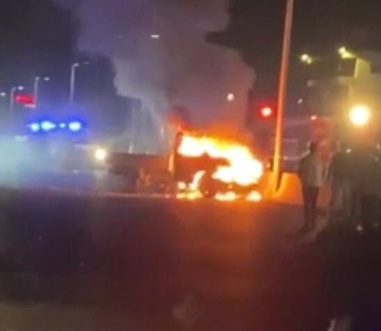 بالصور: حـريق بيك اب وسحب جـثـة من داخله في طرابلس