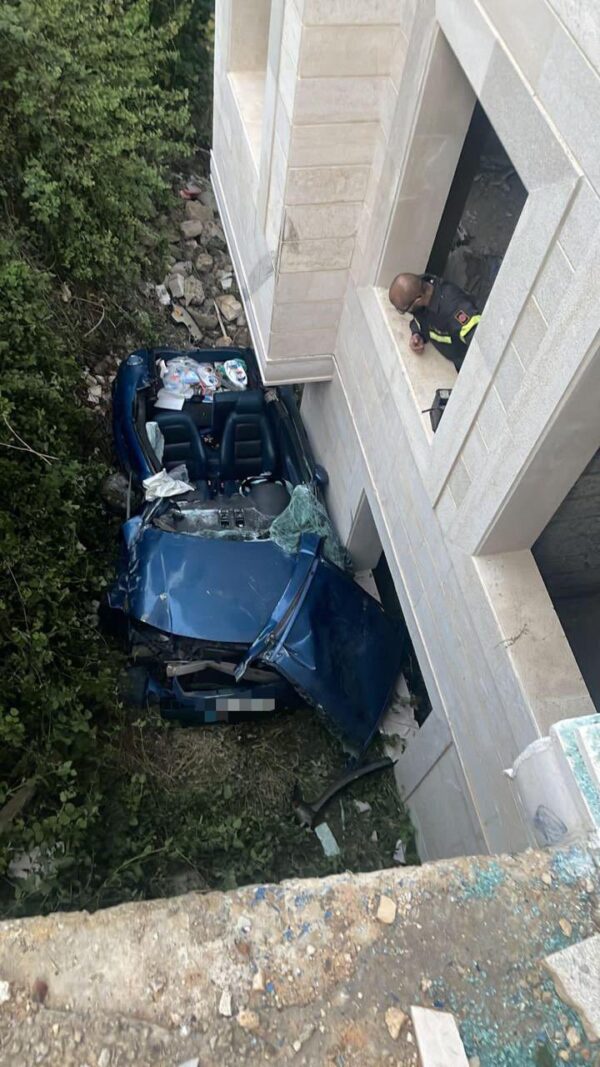 بالصور: جريح بإنقلاب سيارة على طريق غوسطا