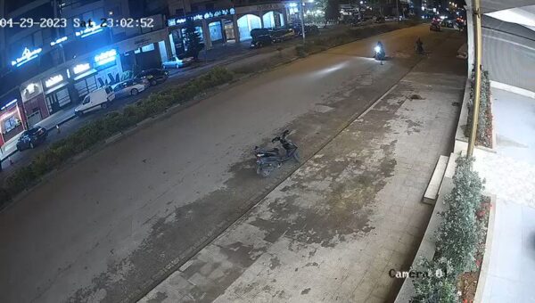 بالفيديو: سرقة دراجتين ناريتين من امام مطعم في طرابلس 1 بالفيديو: سرقة دراجتين ناريتين من امام مطعم في طرابلس