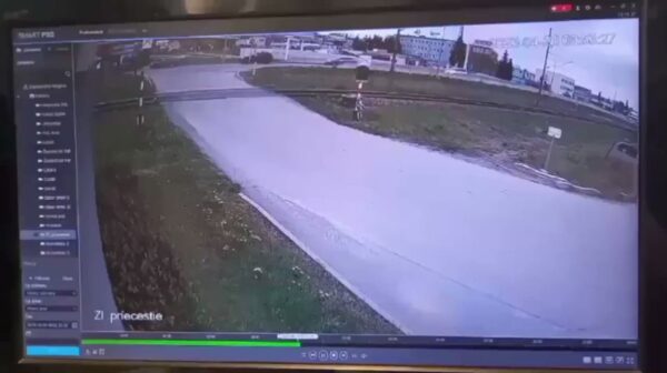 بالفيديو: نجاة رجل بعد تحطيم قطار لشاحنة كانت أمامه 1 بالفيديو: نجاة رجل بعد تحطيم قطار لشاحنة كانت أمامه