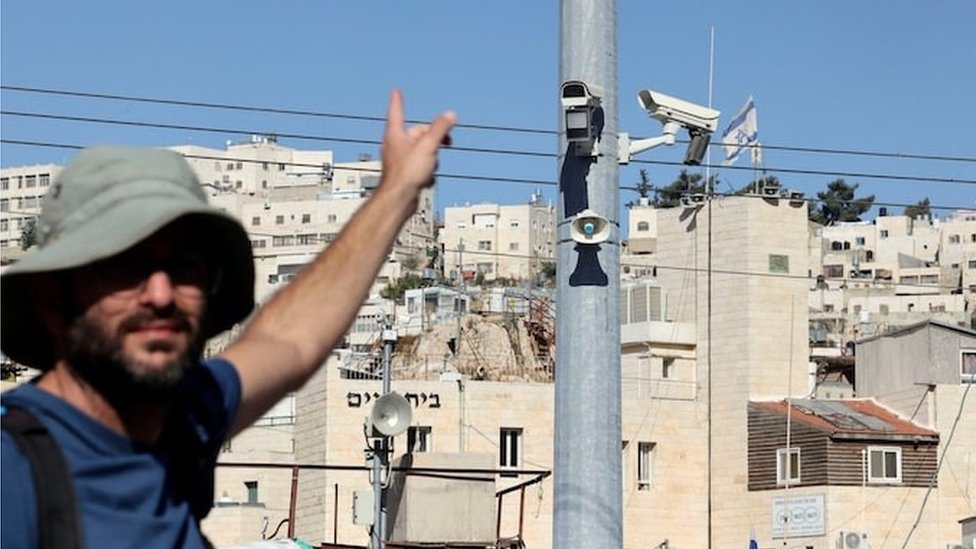إسرائيل تستخدم "الذئب الأحمر" للتمييز العنصري ضد الفلسطينيين - التليغراف