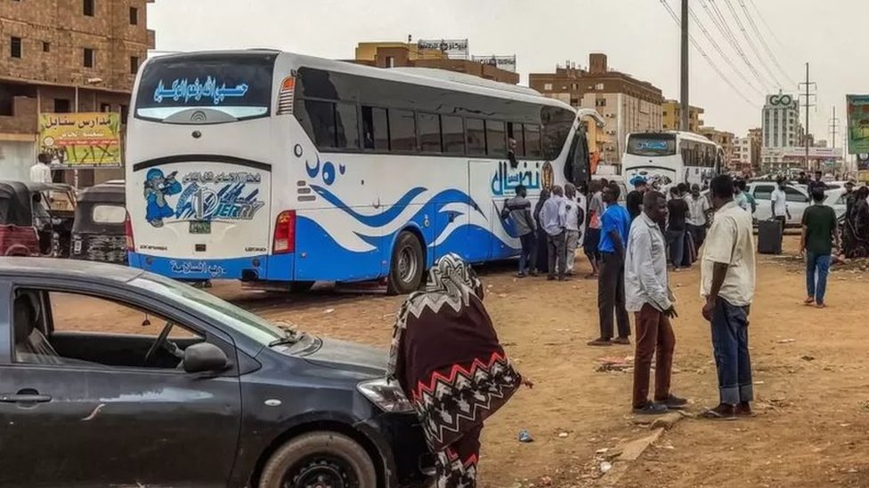 اشتباكات السودان: الدول المجاورة ليس لديها ما تقدمه للنازحين - الغارديان