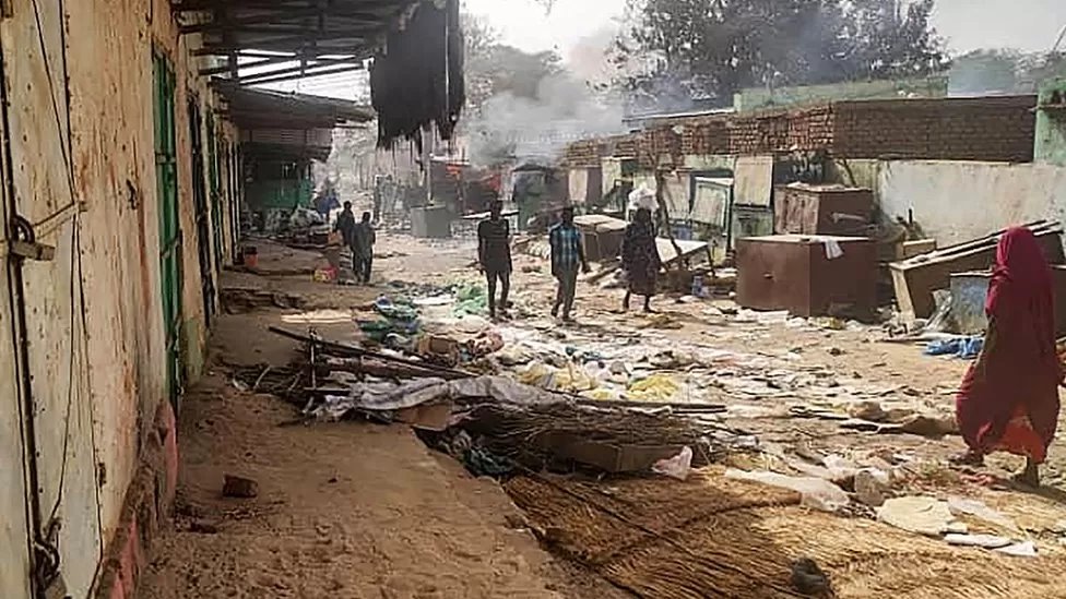 اشتباكات السودان: لماذا يحمل محاسب بندقية كلاشينكوف في درافور؟
