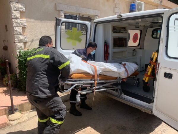 بالصور: نقل جـثـة من عنجر الى المستشفى البقاع في تعلبايا