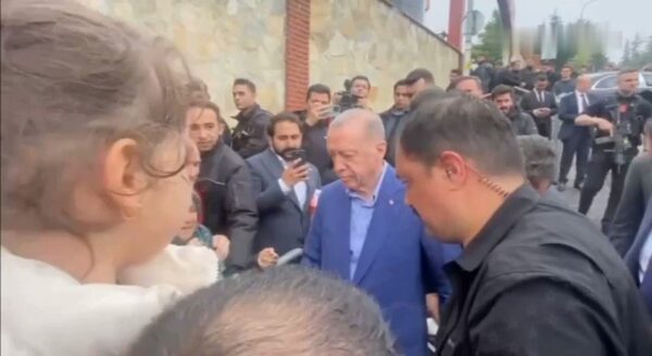 Video: Erdogan handing out cash at an election site 1 Video: Erdogan handing out cash at an election site