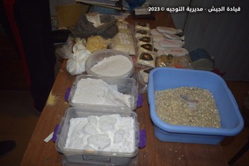 بالصور: دهم منازل في حي الشراونة بعلبك وضبط ممنوعات وذخائر حربية