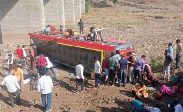 بالفيديو: مـقـتل 15 شخصاً وإصابة 25 إثر سقوط حافلة ركاب من على جسر في الهند