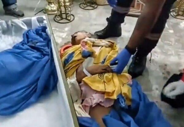 فيديو وصور: عائدة من الموت.. خرجت من النعش أثناء الجنازة 3 فيديو وصور: عائدة من الموت.. خرجت من النعش أثناء الجنازة