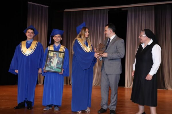 بالصور.. الحاج لطلاب الانطونية: بإمكانكم مغادرة لبنان لكن لا تدعوا لبنان يخرج منكم