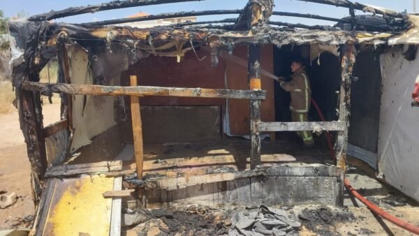 بالصور: حريق خيمة داخل مخيم للنازحين السوريين في مجدل عنجر