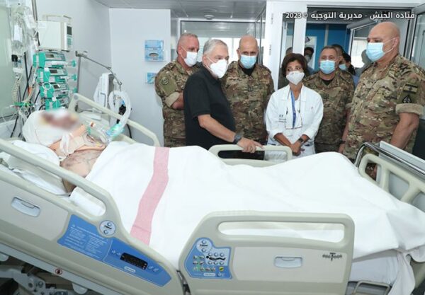 بالصور: قائد الجيش عاد المعاون الجريح أحمد صيدح في مستشفى أوتيل ديو 1 بالصور: قائد الجيش عاد المعاون الجريح أحمد صيدح في مستشفى أوتيل ديو