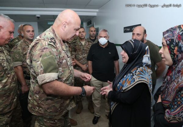 بالصور: قائد الجيش عاد المعاون الجريح أحمد صيدح في مستشفى أوتيل ديو 2 بالصور: قائد الجيش عاد المعاون الجريح أحمد صيدح في مستشفى أوتيل ديو