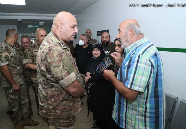 بالصور: قائد الجيش عاد المعاون الجريح أحمد صيدح في مستشفى أوتيل ديو 3 بالصور: قائد الجيش عاد المعاون الجريح أحمد صيدح في مستشفى أوتيل ديو