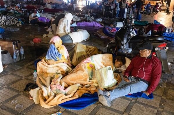 بالصور: "أشبه بانفجار قنبلة".. سكان مراكش يصفون لحظات الرعب في زلزال المغرب 2 بالصور: "أشبه بانفجار قنبلة".. سكان مراكش يصفون لحظات الرعب في زلزال المغرب