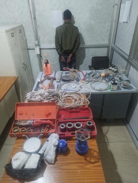 بالصور: سرق سيارة وأدوات صناعية من فرن الشباك والمنصورية، وتوقيفه أثناء بيعه المسروقات 1 بالصور: سرق سيارة وأدوات صناعية من فرن الشباك والمنصورية، وتوقيفه أثناء بيعه المسروقات
