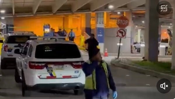 UPDATE: vehicle matching the discerption that is wanted for the shooting of 2 officers at the Philadelphia Airport 1 UPDATE: vehicle matching the discerption that is wanted for the shooting of 2 officers at the Philadelphia Airport