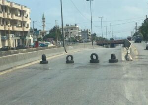بالصور: قطع الطريق عند تقاطع طريق كرم في طرابلس والسبب احد المباني المهددة بالسقوط