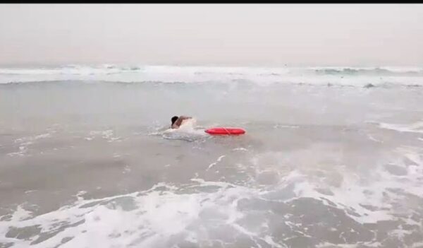 بالصور: انقاذ ٥ مواطنين من الغرق مقابل شاطئ جبيل وتقديم الاسعافات اللازمة لهم #عاجل