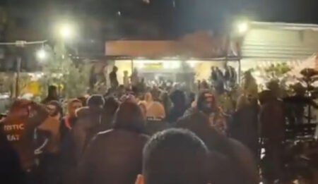 بالفيديو: تسليم عسكريين سوريين إلى الجيش اللبناني في طرابلس 1 بالفيديو: تسليم عسكريين سوريين إلى الجيش اللبناني في طرابلس