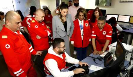 ملكة جمال لبنان زارت الصليب الأحمر واثنت على جهوده 1 ملكة جمال لبنان