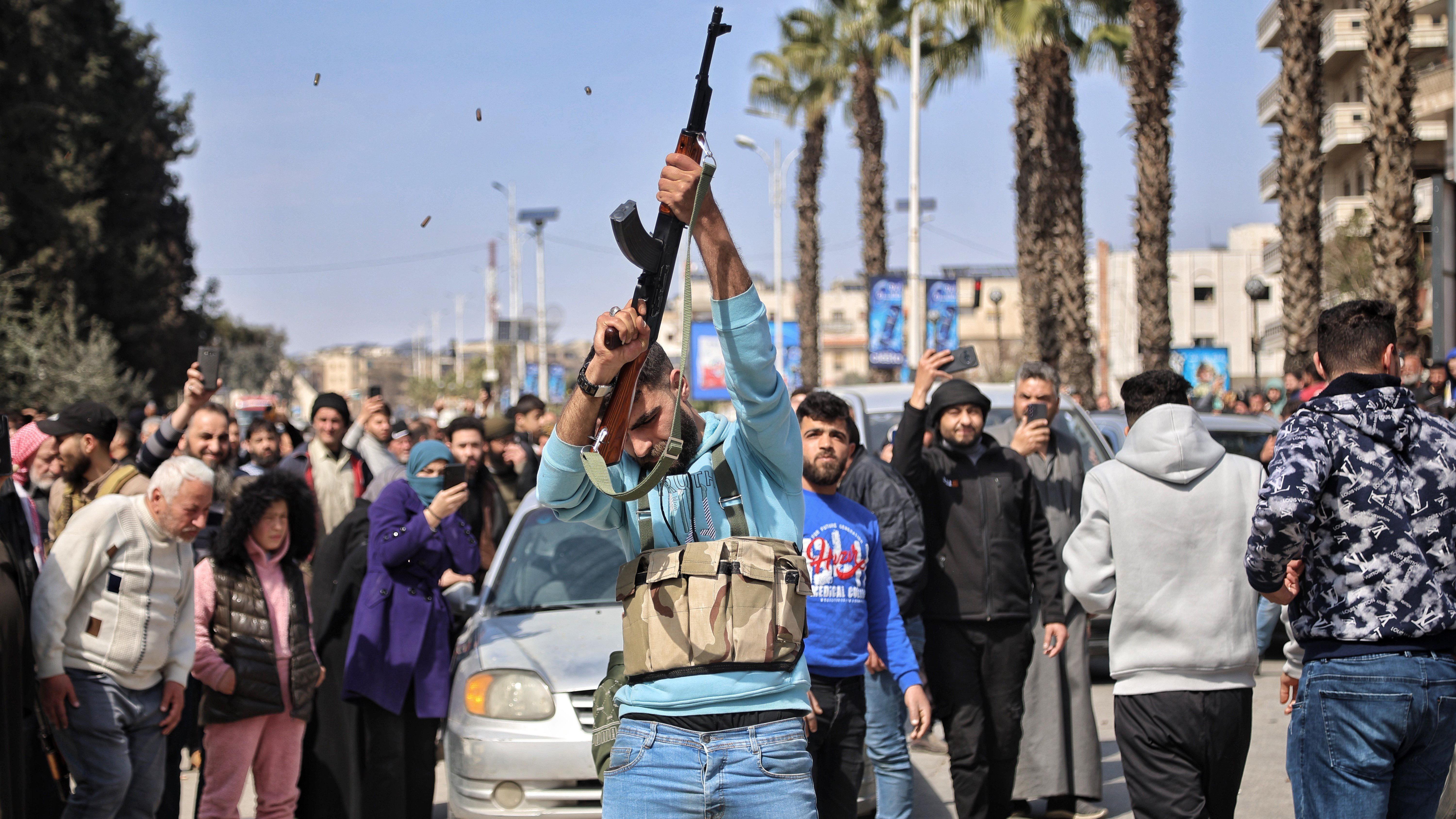 هجوم لـ"فلول النظام البائد" في دمشق، والجيش السوري يلقي القبض على عناصر من "قسد" في حلب 1 رجل مسلح سوري يطلق النار في الهواء أثناء تشييع جنازة أحد أفراد قوات الأمن السورية الذي قُتل في هجوم شنته مجموعات موالية للرئيس المخلوع بشار الأسد في محافظة حماة، سوريا، 9 مارس 2025.