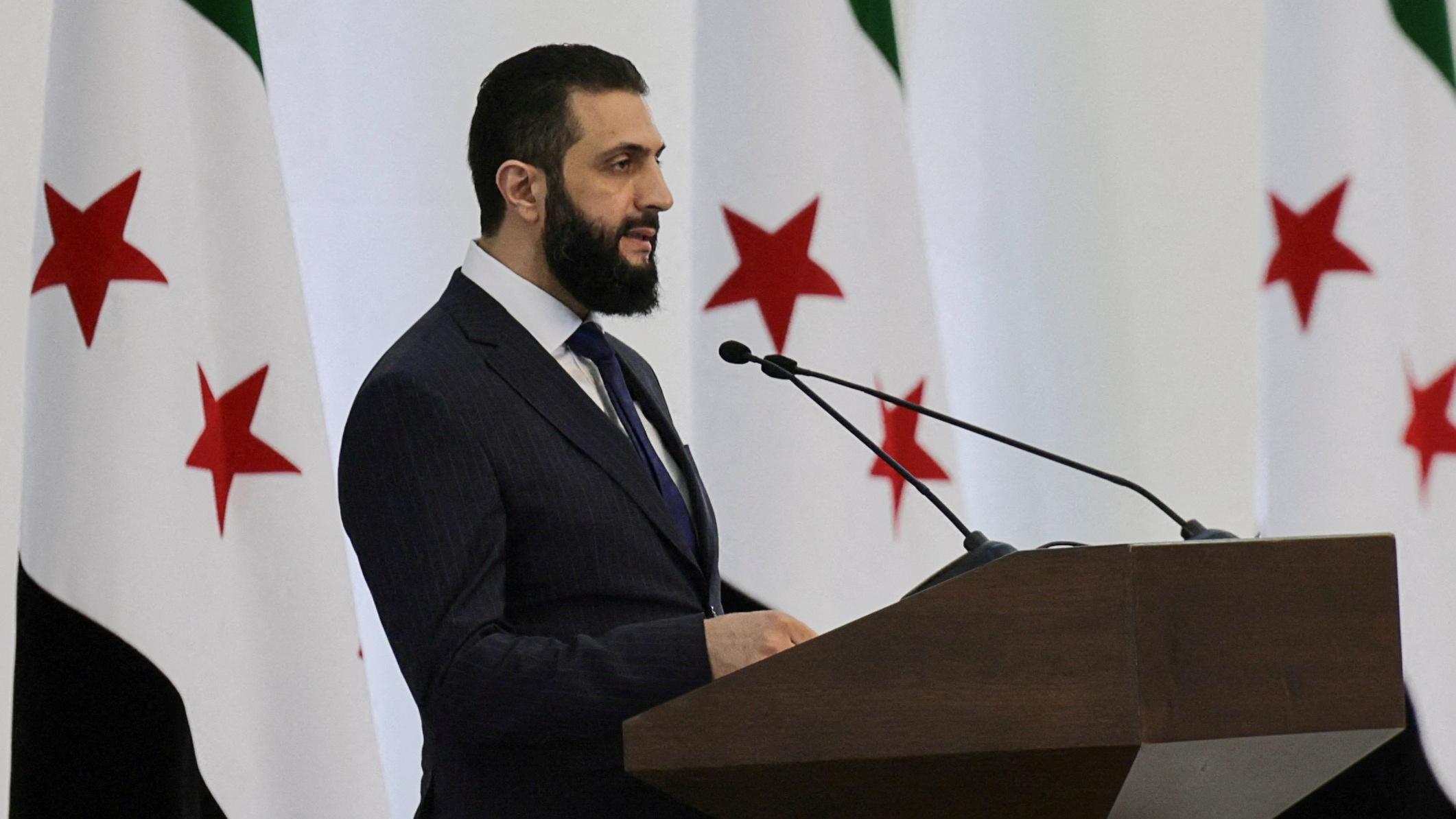 الشرع يشكل حكومة انتقالية "شاملة" تضم وزيرة واحدة، وتحذيرات أمريكية من هجمات محتملة مع حلول العيد 2 أحمد الشرع رئيس المرحلة الانتقالية