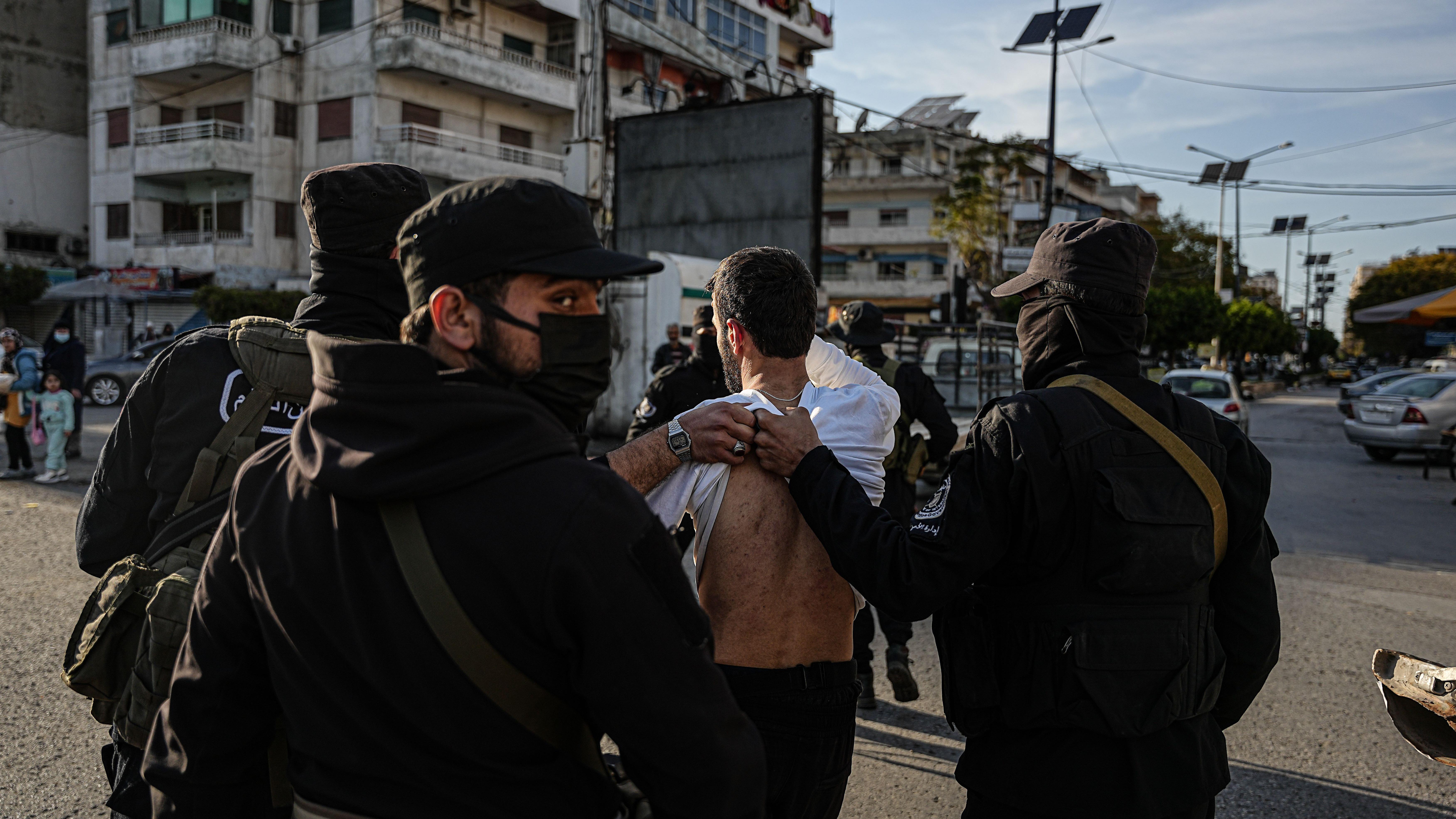الجيش السوري يلقي القبض على عناصر من "قسد" في حلب، والمرصد السوري يوثق "إعدام" أكثر من 900 مدني 1 صورة لقوات أمنية سورية أثناء اعتقالها شخصاً في مدينة اللاذقية شمال غربي البلاد.