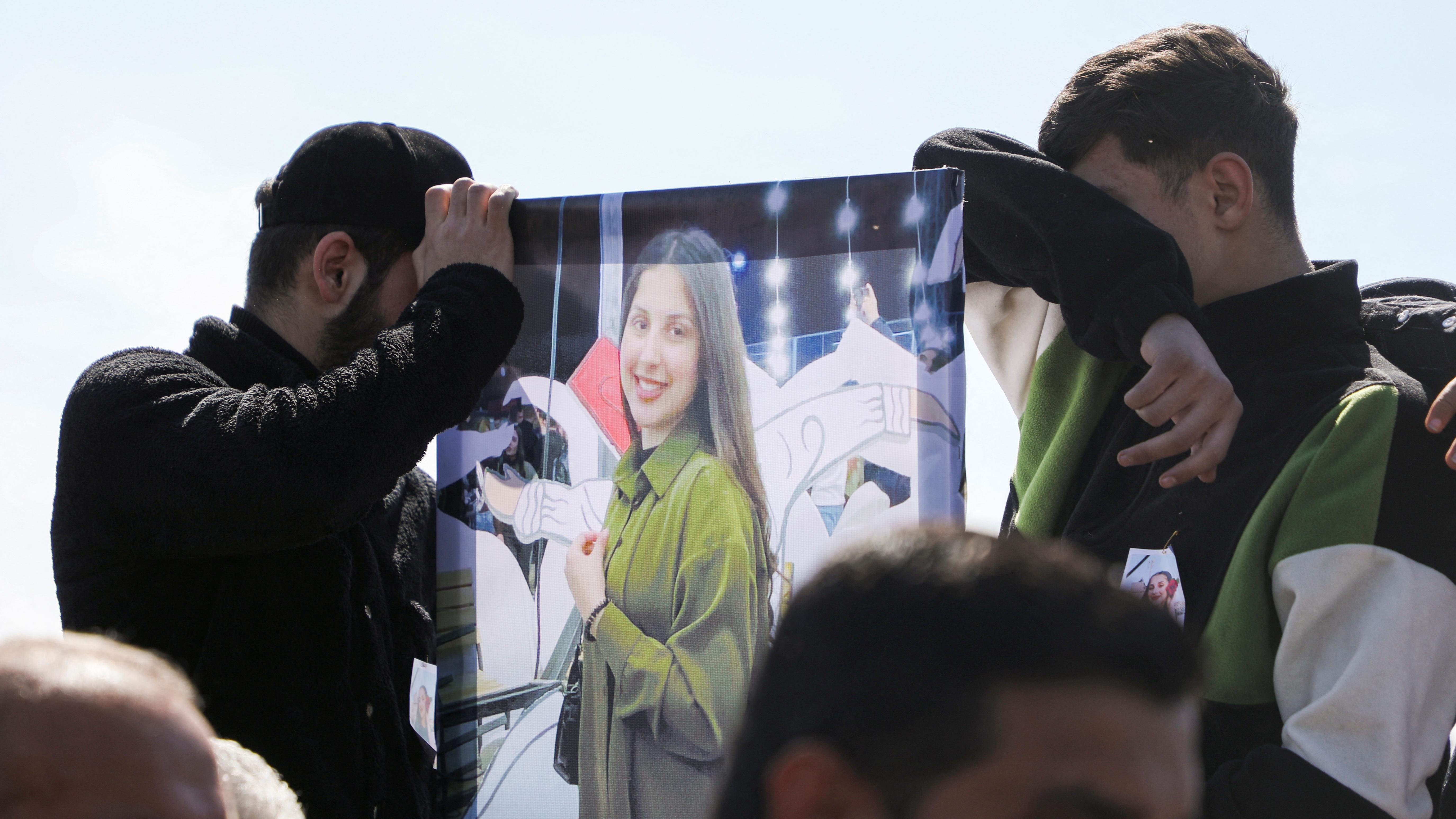 هجوم لـ"فلول النظام البائد" في دمشق، والجيش السوري يلقي القبض على عناصر من "قسد" في حلب 4 صورة من تشييع جثمان طالبة كردية قُتلت في اللاذقية خلال الأحداث في الساحل السوري.