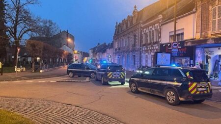 France: a knife-wielding suspect is reportedly holding 2 people hostage 1 France: a knife-wielding suspect is reportedly holding 2 people hostage
