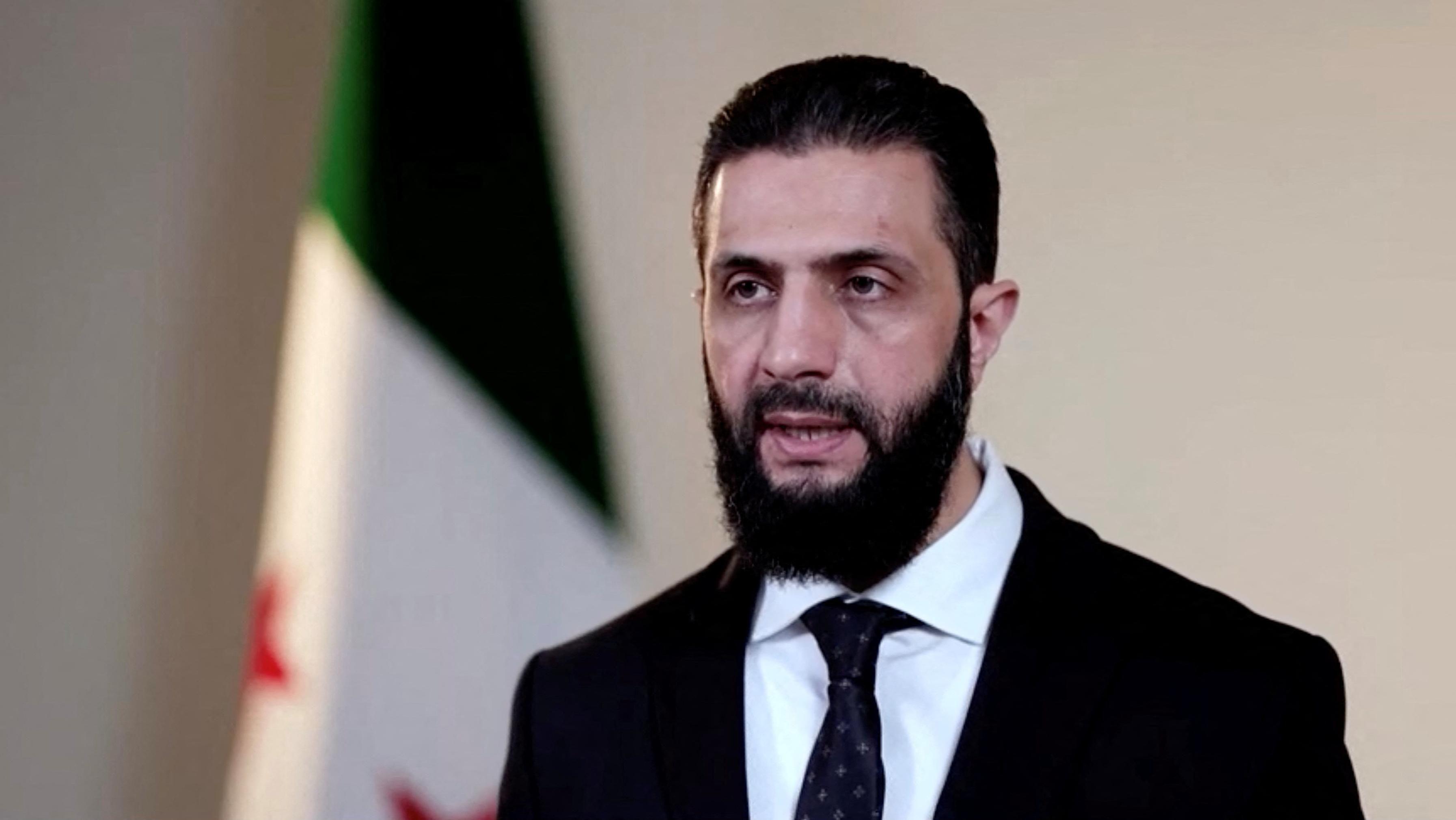اشتباكات مستمرة بين الجيش السوري وموالين للأسد في حلب، و"عمليات انتقامية" في الساحل تُسفر عن مئات القتلى 3 رئيس المرحلة الانتقالية في سوريا أحمد الشرع