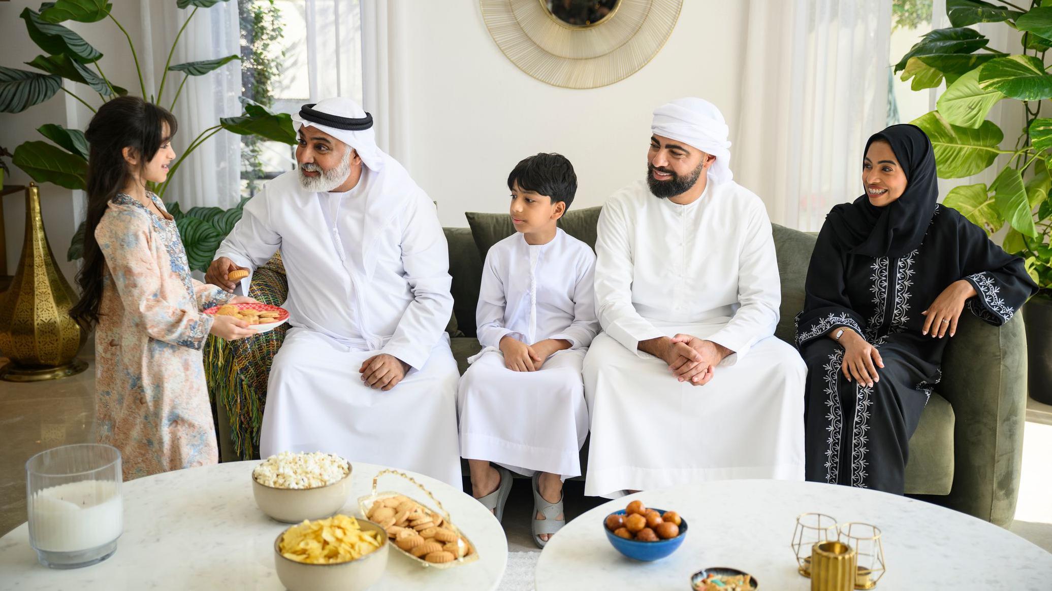 اختلاف موعد أول أيام عيد الفطر يشعل جدلاً رقمياً، فكيف تفاعل معه العرب؟ 2 عائلة تحتفل بعيد الفطر