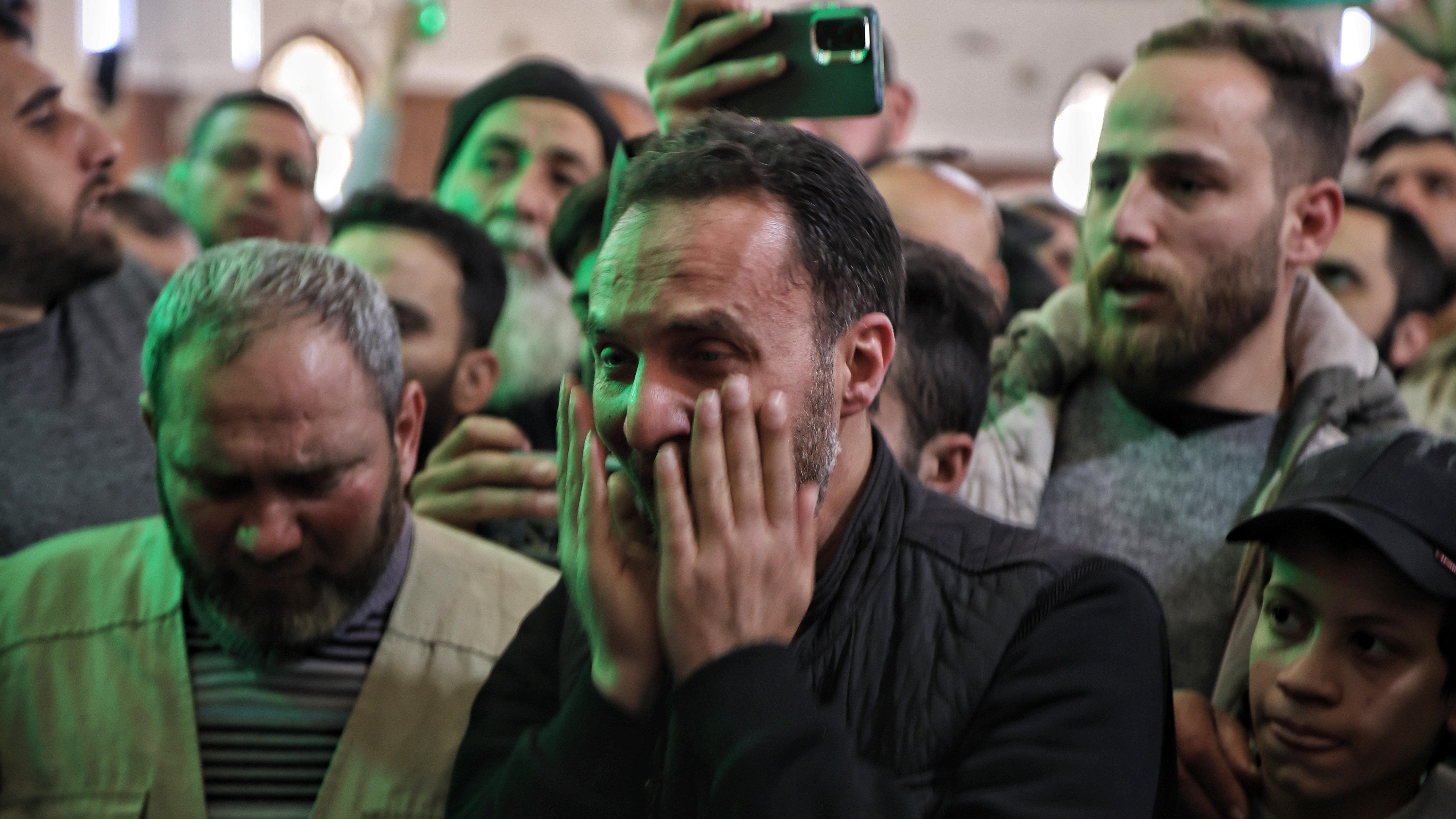اشتباكات مستمرة بين الجيش السوري وموالين للأسد في حلب، و"عمليات انتقامية" في الساحل تُسفر عن مئات القتلى 1 رجل يبكي بعد مقتل أحد أفراد عائلته في حماة