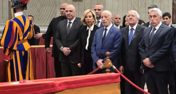 الرئيس عون واللبنانية الاولى القيا النظرة الأخيرة على جثمان البابا فرنسيس المسجى في كنيسة القديس بطرس 1 جثمان البابا فرنسيس