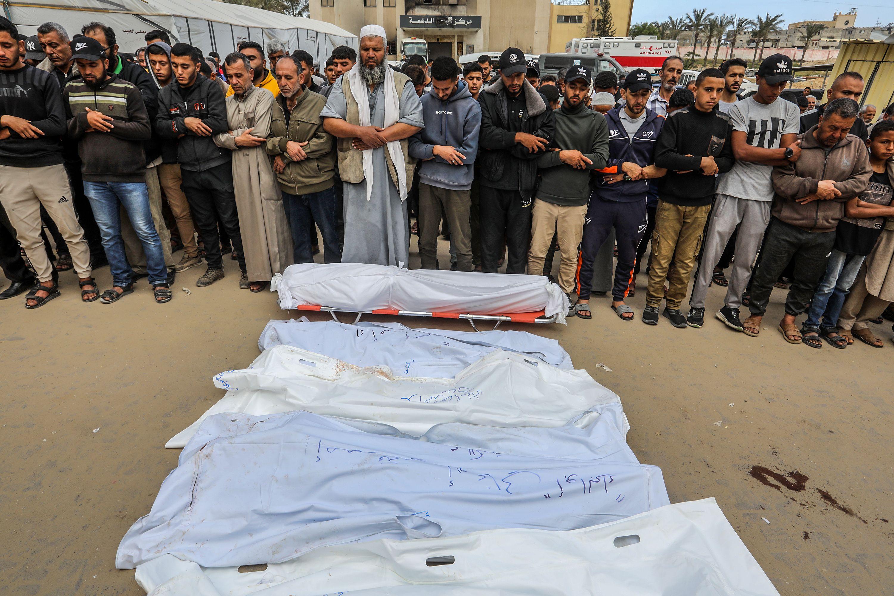 مقتل 30 فلسطينياً في عملية إسرائيلية برية جديدة في غزة، وحماس تقول إن الهجوم يجعل الرهائن في ظروف "خطيرة للغاية" 2 صلاة الجنازة على ضحايا في هجوم شنه الجيش الإسرائيلي على خيمة كان يقيم فيها النازحون في خان يونس في جنوب قطاع غزة
