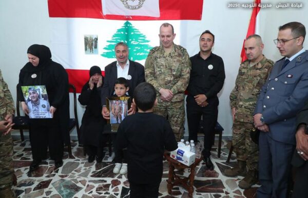 بالصور: قائد الجيش يُقدّم التعازي بالملازم الشهيد محمود أحمد زيتون وبالمعاون الأول الشهيد علي إبراهيم أحمد 1 قائد الجيش