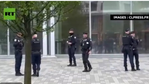 VIDEO: The Paris Main Court Building has been evacuated after a bomb alert 1 VIDEO: The Paris Main Court Building has been evacuated after a bomb alert