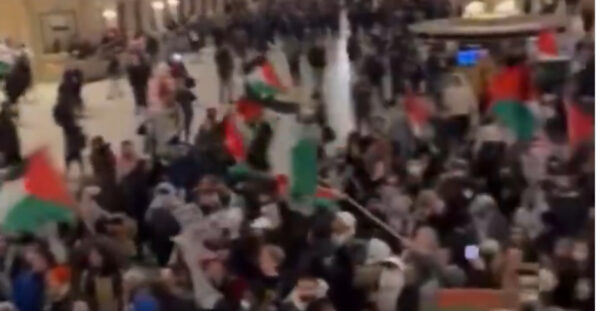 VIDEO: Hundreds of Pro-Palestine Protesters have taken over Grand Central station, New York 1 VIDEO: Hundreds of Pro-Palestine Protesters have taken over Grand Central station, New York