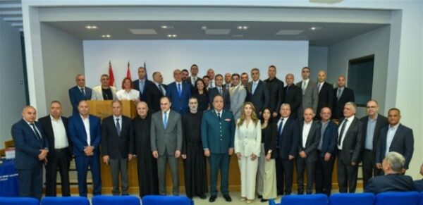 في احتفال وطني مهيب.. ضباط في الجيش اللبناني يتخرجون من برنامج احترافي لإدارة الأزمات واحتجاز الرهائن 1 في احتفال وطني مهيب.. ضباط في الجيش اللبناني يتخرجون من برنامج احترافي لإدارة الأزمات واحتجاز الرهائن